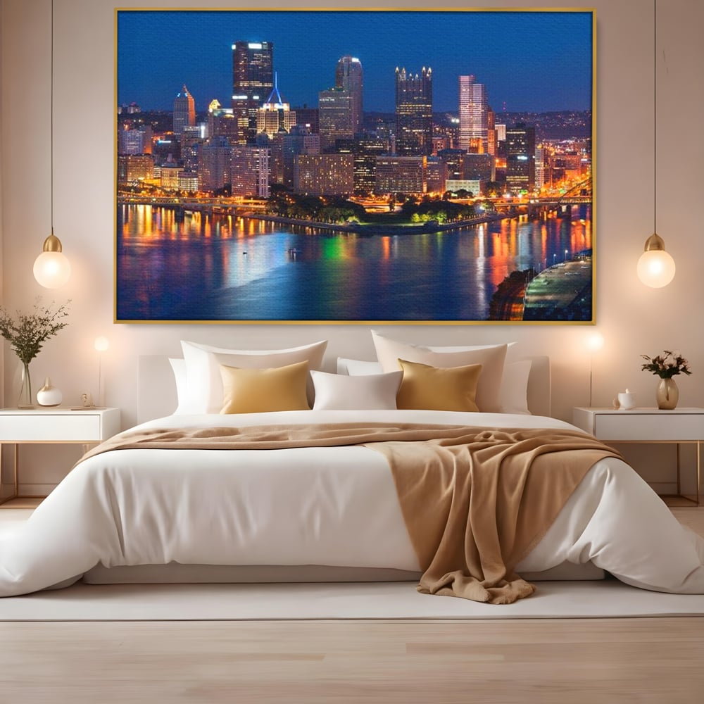 Tablou canvas cu tablou canvas cu peisaj nocturn urban, in rama de aluminiu auriu, pe perete intr-un dormitor